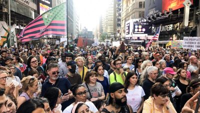Толпа на Бродвейском митинге за свободу. Манхэттен, Нью-Йорк, 16 октября 2021 г. (Enrico Trigoso / The Epoch Times)
