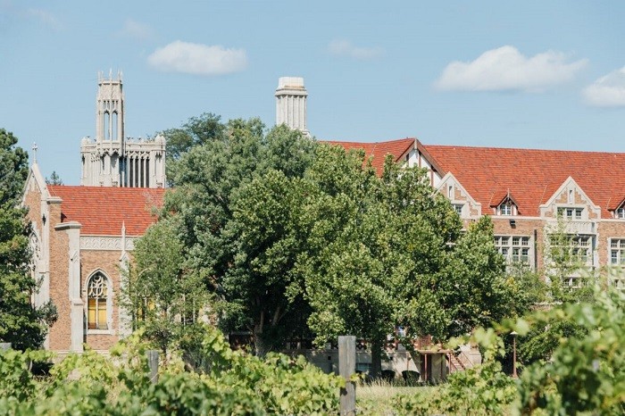 Винодельня при аббатстве Святого Креста была построена много лет назад на территории ныне закрытого бенедиктинского монастыря 