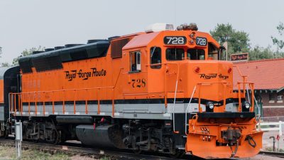 По Королевской железной дороге, пролегающей по ущелью, ежедневно проходит до четырёх экскурсионных поездов