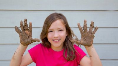 Детям полезно играть в грязи