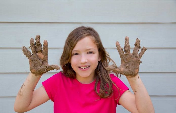 В детстве во время игр мы любили пачкаться. (Изображение: Lunamarina vai Dresmstime)
 | Epoch Times Россия