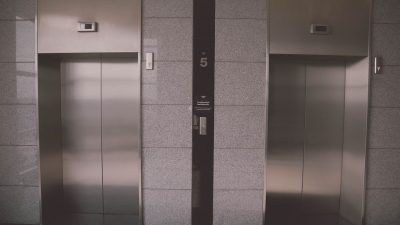В Москве лифт с десятью пассажирами упал с пятого этажа