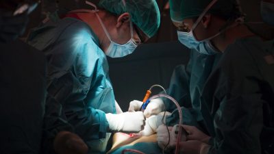 Врачи проводят пересадку почки. (Pierre-Philippe Marcou/AFP via Getty Images)