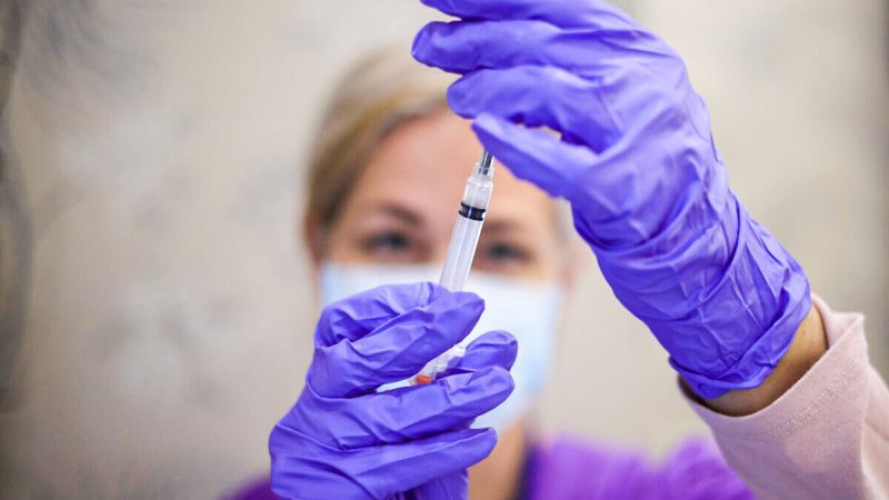 Медсестра набирает дозу вакцины из флакона в Боуи, штат Мэриленд, 25 марта 2021 г. (Win McNamee / Getty Images) | Epoch Times Россия