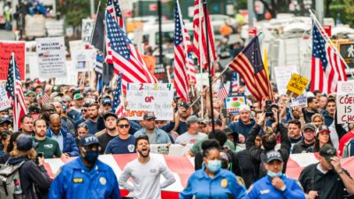 В Нью-Йорке перекрыли движение по Бруклинскому мосту из-за протестов против вакцинации
