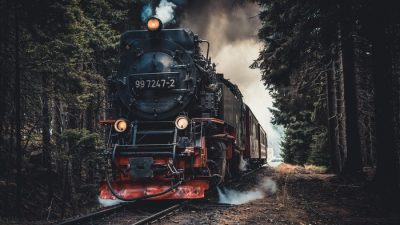 В Амурской области поезд сошёл с рельсов после столкновения с грузовиком