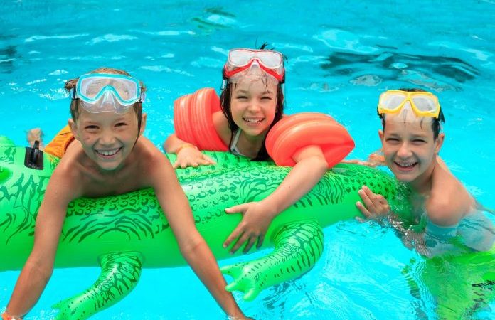 Знаете ли вы, почему глаза раздражаются и краснеют после купания в бассейне