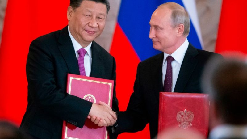 Сотрудничество Китая и России: не совсем союзники Президент России Владимир Путин и его китайский коллега Си Цзиньпин обмениваются документами во время церемонии подписания соглашения по итогам переговоров в Кремле, Москва, 5 июня 2019 года. (Alexander Zemlianichenko/AFP/Getty Images)