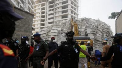 Около сотни человек остались под завалами обрушившегося небоскрёба в Нигерии