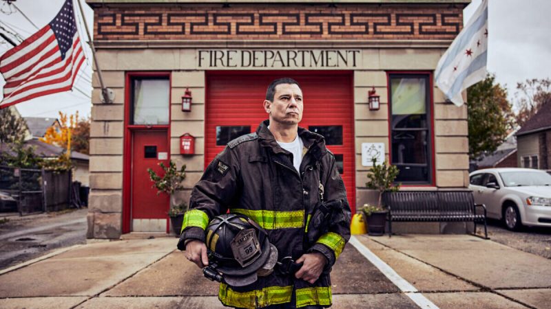 Пожарные и полицейские борются против обязательной вакцинации в Чикаго Капитан пожарной охраны Скотт Трогстад перед пожарной частью на юго-западном районе Чикаго, 14 ноября 2021 г. Фото: Nathaniel Smith for The Epoch Times