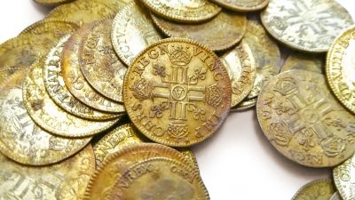 Во Франции в стенах особняка обнаружили 239 золотых монет