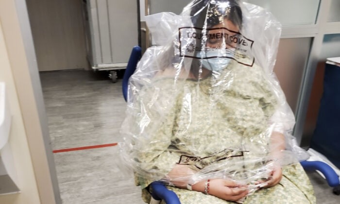 Наели Серна помещена под прозрачный пластиковый пакет в приёмном покое больницы Медицинского центра в Одессе, штат Техас, 28 августа 2021 г. Accountability Project of Odessa | Epoch Times Россия