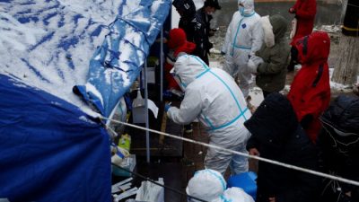 Люди выстраиваются в очередь для тестирования на COVID-19 в Даляне, провинция Ляонин, Китай, 8 ноября 2021 г. cnsphoto via Reuters