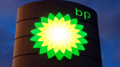 Логотип BP на автозаправочной станции в Клотене, Швейцария, 3 октября 2017 г. Arnd Wiegmann / Reuters