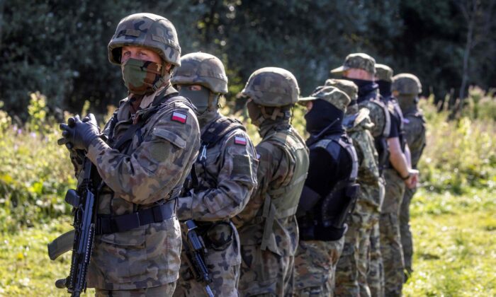 Вооружённые польские пограничники на польско-белорусской границе в Уснарже Горном, недалеко от Белостока на северо-востоке Польши, 20 августа 2021 г. (Wojtek Radwanski/AFP via Getty Images)