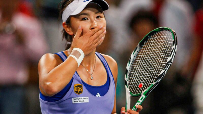 Председатель WTA считает, что письма Пэн Шуай были написаны под давлением Китайская теннисистка Пэн Шуай во время теннисного матча в Пекине, 6 октября 2009 года. (Ng Han Guan/AP Photo)