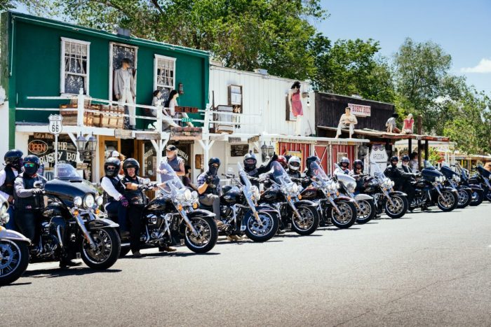 Лихие гонщики: мотоцикл превратит любую поездку в эпическое приключение