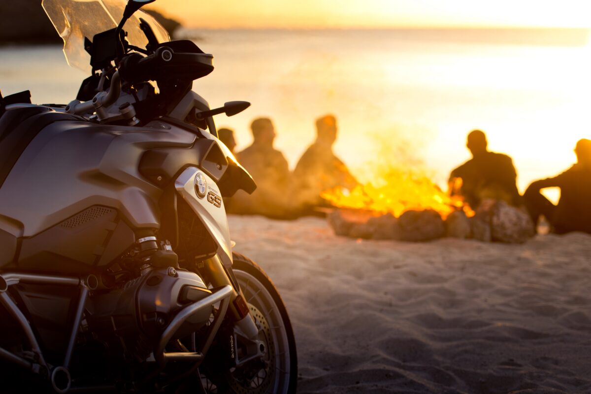 Лихие гонщики: мотоцикл превратит любую поездку в эпическое приключение