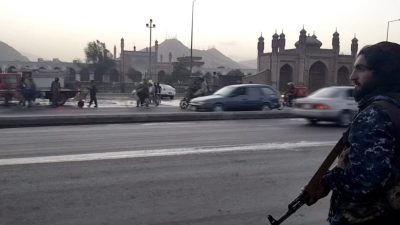 Вооружённый террорист-талиб на оживлённой улице напротив мечети Идгах, где произошёл смертоносный взрыв, Кабул, Афганистан, 3 октября 2021 г. (Reuters/Screenshot via NTD)