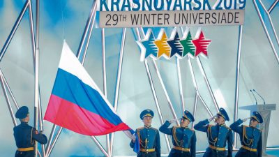 Почётный караул России во время церемонии открытия 29-й Зимней универсиады на Platinum Arena в Красноярске 2 марта 2019 г. (Photo credit should read MAXIM SHEMETOV/AFP via Getty Images)