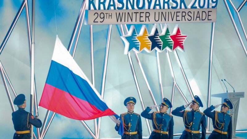 Зимнюю Универсиаду-2021 отменили из-за появления нового штамма коронавируса Почётный караул России во время церемонии открытия 29-й Зимней универсиады на Platinum Arena в Красноярске 2 марта 2019 г. (Photo credit should read MAXIM SHEMETOV/AFP via Getty Images)