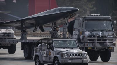 Китайский солдат у военного дрона во время парада на площади Тяньаньмэнь в Пекине, 1 октября 2019 г. (Kevin Frayer/Getty Images)