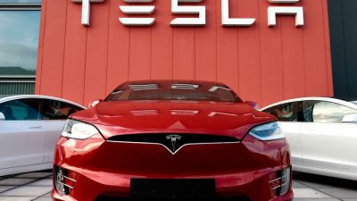 Инвестбанк JPMorgan намерен взыскать с Tesla $160,2 млн из-за твита Маска