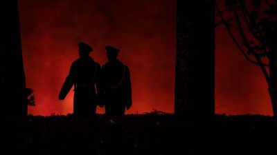 Военизированные полицейские идут вдоль красной стены рядом с площадью Тяньаньмэнь в Пекине 13 ноября 2019 г. (Noel Celis/AFP via Getty Images)