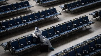 Пассажир в защитной одежде ожидает поезда на вокзале Ханькоу в начале мая 2020 года. (STR/AFP via Getty Images)
