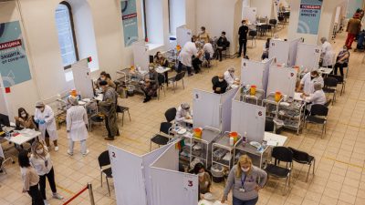 Медицинские работники проводят вакцинацию граждан от COVID-19 в центре вакцинации ГУМа в Москве 21 октября 2021 года. DIMITAR DILKOFF/AFP via Getty Images