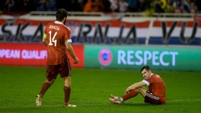 Россиянин Георгий Джикия (справа) после отборочного футбольного матча чемпионата мира по футболу 2022 года между сборными Хорватии и России на стадионе «Полюд» в Сплите, 14 ноября 2021 года. (Photo by DENIS LOVROVIC/AFP via Getty Images)