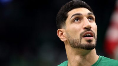 Энес Кантер из Boston Celtics перед началом домашнего матча «Селтикс» против «Торонто Рэпторс» в TD Garden в Бостоне, Массачусетс, 22 октября 2021 г. (Maddie Meyer/Getty Images)