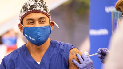 Медицинские работники в больнице Святого Иосифа в Орандже, Калифорния, 16 декабря 2020 года. (Джон Фредрикс/Те Эпоха Таймс)