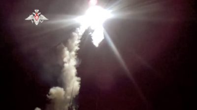 Фрегат ВМФ «Адмирал Горшков» запускает гиперзвуковую крылатую ракету «Циркон» в Белом море 29 ноября 2021 года. (Russian Defense Ministry Press Service via AP)
