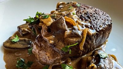 Этот ретро-рецепт заслуживает вернуться на нашу кухню, благодаря насыщенному сливочному соусу и нежному мясу быстрого приготовления. (Tara Holland/TNS)

