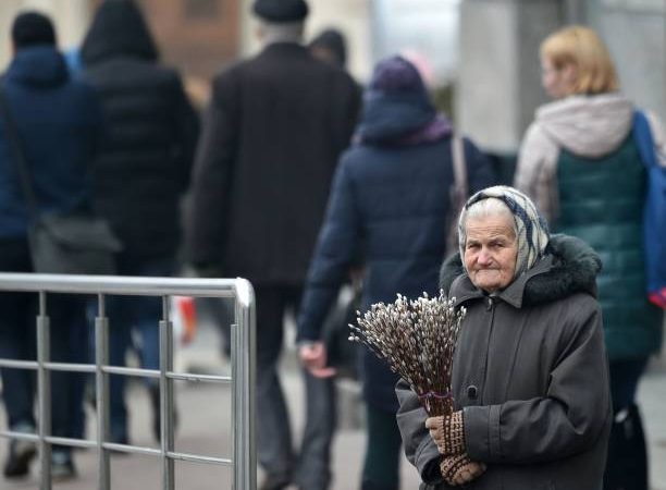 Пожилая женщина продает веточки вербы. Фото: SERGEI SUPINSKY/AFP via Getty Images) | Epoch Times Россия