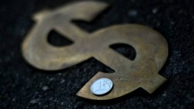 Рубль вновь падает после резкого скачка вверх