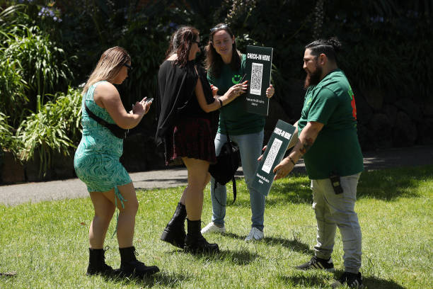 Документ с QR-кодом планируют переименовать Жители Мельбурна, Австралия, предъявляют QR-коды. Фото:  Graham Denholm/Getty Images | Epoch Times Россия