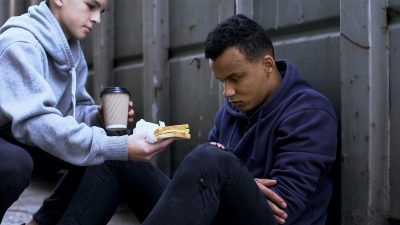 Часто лучший способ почувствовать себя лучше — это сделать что-нибудь доброе для кого-то другого. (Motortion Films / Shutterstock)