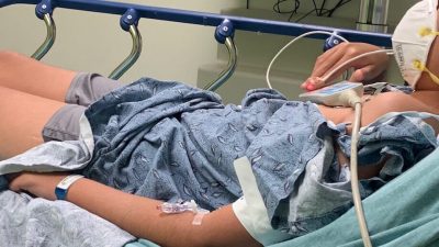 Эйдан в больнице 12 июня 2021 года, через два дня после второй дозы вакцины Pfizer. (Фото любезно предоставлено Эмили Джо)