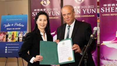 Мэр Джозеф М. Петти (справа) и менеджер компании Shen Yun Вина Ли приветствуют международную компанию Shen Yun Performing Arts в Вустере, штат Массачусетс, октябрь 2021 года. (Larry Dye/The Epoch Times)