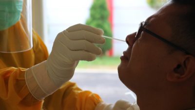 Иммунолог объяснил причины отрицательных тестов у заражённых COVID-19. (Mufid Majnun/ unsplash.com/License Unsplash)