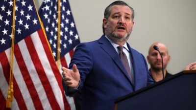 Сенатор США представил закон о запрете вакцинации несовершеннолетних