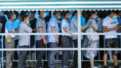 Жители стоят в очереди, чтобы сдать ПЦР-анализ на COVID-19 во время вспышки заболеваемости этим летом. (Getty Images) 