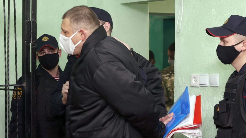 Мужа Светланы Тихановской приговорили к 18 годам тюрьмы Сергей Тихановский т перед судебным заседанием в Гомеле, Беларусь, 14 декабря 2021 года. (Сергей Холодилин/BelTA/Handout via Reuters)
 | Epoch Times Россия