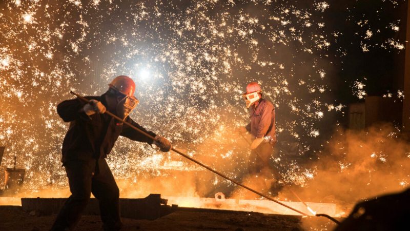 Экономика России на грани перегрева Плавильный цех на сталелитейном заводе Shandong Iron & Steel Group в Цзинане, провинция Шаньдун, Китай, 7 июля 2017 г. Фото: Stringer / Reuters