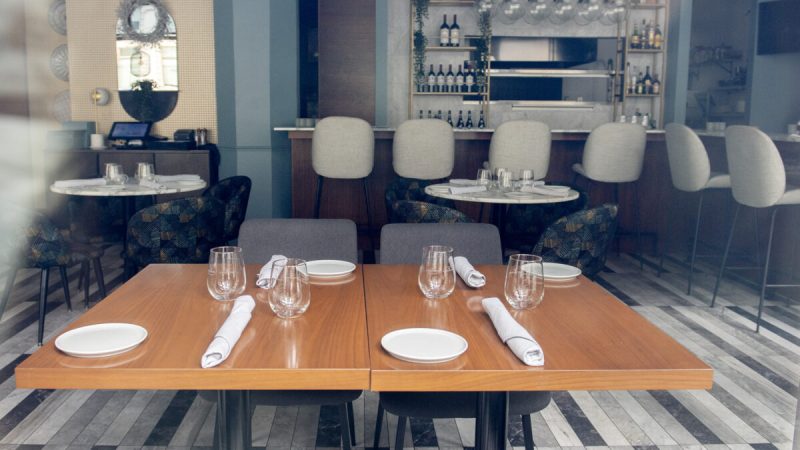 Пустой ресторан в Монреале 26 декабря 2021 года, когда вступают в силу новые меры по борьбе с COVID-19, введённые правительством Квебека. (The Canadian Press/Graham Hughes)
 | Epoch Times Россия