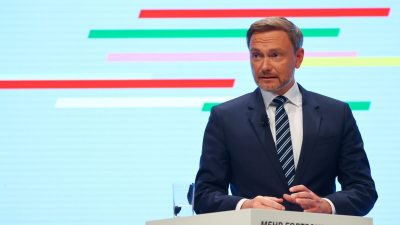 Лидер (СвДП) Кристиан Линднер выступает на заключительном раунде коалиционных переговоров по формированию нового правительства в Берлине, Германия, 24 ноября 2021 г. Фото: Fabrizio Bensch / Reuters