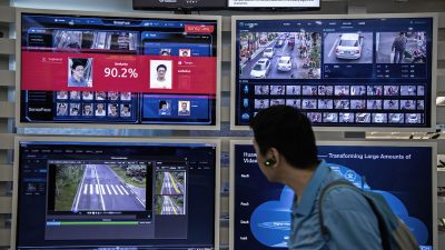 Дисплей для распознавания лиц и искусственного интеллекта виден на мониторах в кампусе Bantian компании Huawei 26 апреля 2019 года в Шэньчжэне, Китай. (Kevin Frayer/Getty Images)
