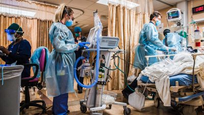 Врача уволили за попытку лечить пациентов с COVID-19 ивермектином